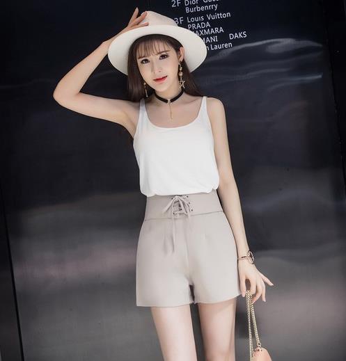 背心搭配高腰五分休闲裤：时尚百搭休闲裤推荐 