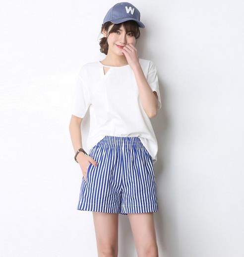 背心搭配高腰五分休闲裤：时尚百搭休闲裤推荐 