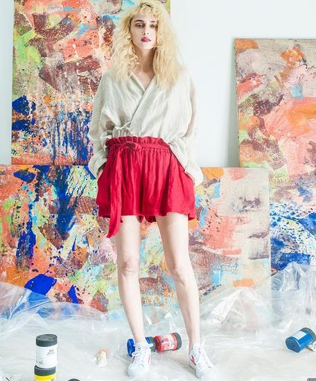 背心搭配高腰五分休闲裤：时尚百搭休闲裤推荐 