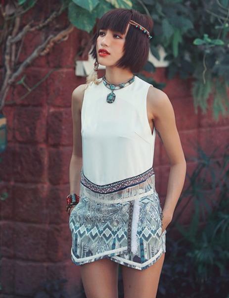 条纹上衣搭配印花刺绣阔腿短裤：打造性感大长腿