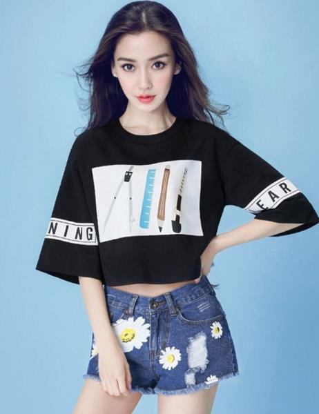 板鞋搭配毛边弹力热裤：性感短裤搭出活力俏皮