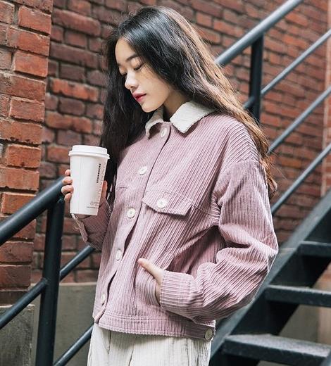 经典裙式风衣搭配：5款风衣打造时尚经典英伦风