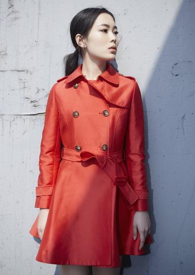 经典裙式风衣搭配：5款风衣打造时尚经典英伦风