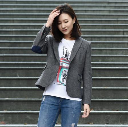 高跟凉鞋搭配竖条纹休闲西装:时髦端庄女神范 高跟凉鞋搭配竖条纹休闲西装:时髦端庄女神范