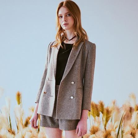 高跟凉鞋搭配竖条纹休闲西装：时髦端庄女神范