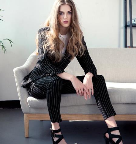 高跟凉鞋搭配竖条纹休闲西装：时髦端庄女神范