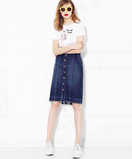 格子上衣搭配百搭流苏半身裙：演绎女性妩媚风情