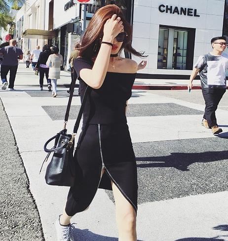 格子上衣搭配百搭流苏半身裙：演绎女性妩媚风情