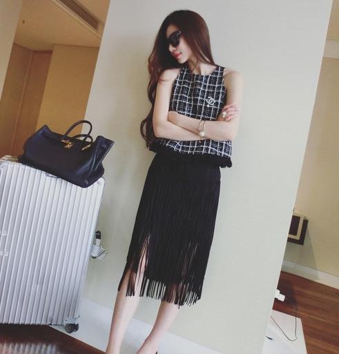 格子上衣搭配百搭流苏半身裙：演绎女性妩媚风情