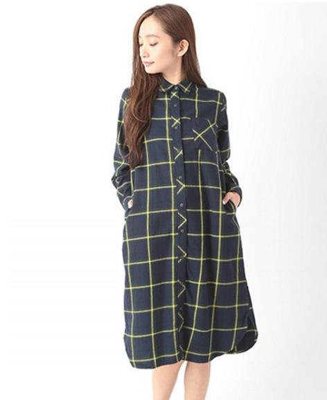 铆钉拼接牛仔短裙套装搭配：彰显秋日清新典雅范