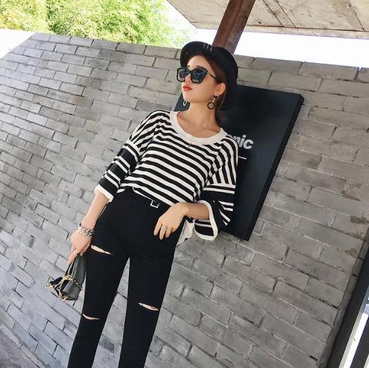 T恤字母印花外搭搭配：5款轻松穿出女神气质