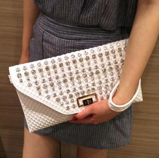 真皮单肩手包的多种搭配：彰显时尚魅惑气息