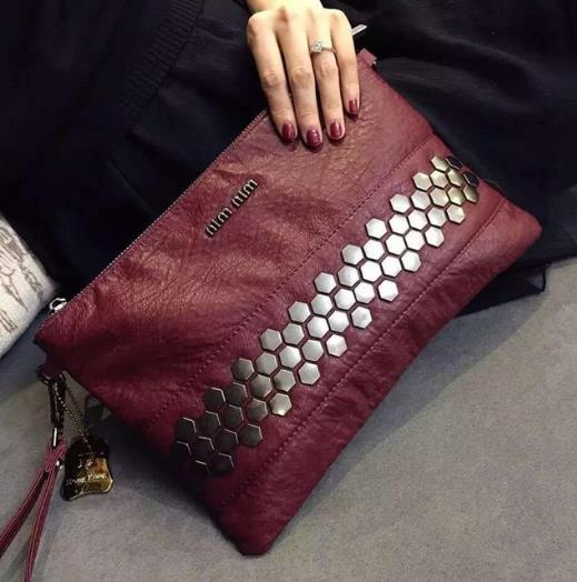 真皮单肩手包的多种搭配：彰显时尚魅惑气息