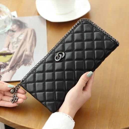 真皮单肩手包的多种搭配：彰显时尚魅惑气息