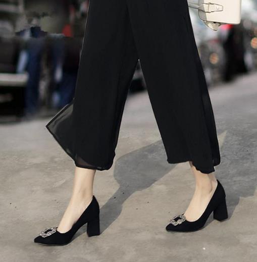 百搭女鞋复古粗跟奶奶鞋：彰显简约大气范儿（图）