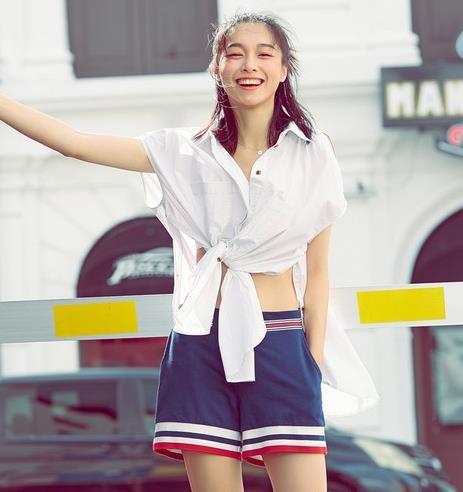 V领绑带棉衬衫搭配半身长裙：打造优雅迷人女神范