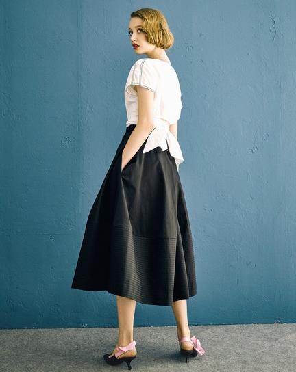 V领绑带棉衬衫搭配半身长裙：打造优雅迷人女神范