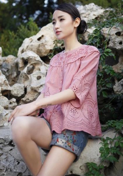 短裤搭配镂空绣花圆领衬衫：时尚百搭森女风（图）