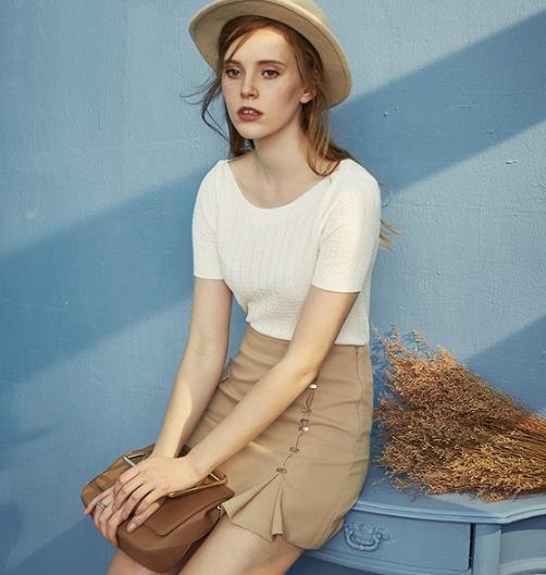 包臀裙搭配针织一字领上衣：彰显优雅时尚复古风