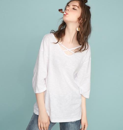 包臀裙搭配针织一字领上衣：彰显优雅时尚复古风