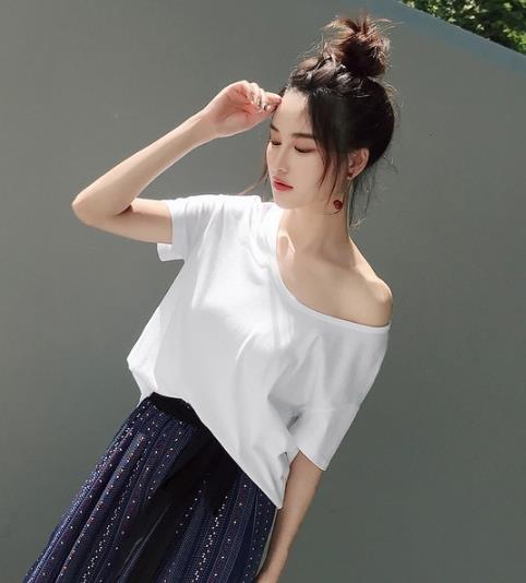 包臀裙搭配针织一字领上衣：彰显优雅时尚复古风