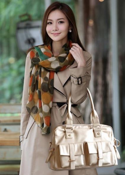 秋冬款铆钉单肩斜挎包搭配:稳重优雅斜挎包(图) 秋冬款铆钉单肩斜挎包搭配:稳重优雅斜挎包(图)