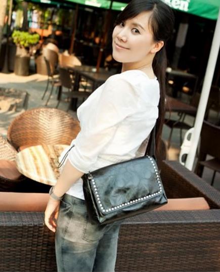 秋冬款铆钉单肩斜挎包搭配：稳重优雅斜挎包（图）