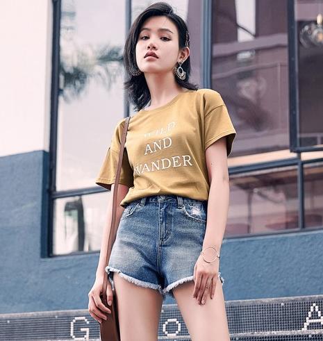 长袖T恤搭配棉麻天丝短裤:轻松搭出文艺范(图) 长袖T恤搭配棉麻天丝短裤:轻松搭出文艺范(图)