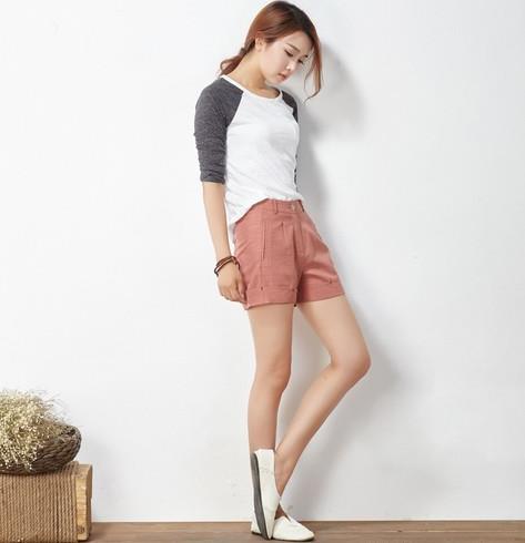 长袖T恤搭配棉麻天丝短裤:轻松搭出文艺范(图) 长袖T恤搭配棉麻天丝短裤:轻松搭出文艺范(图)