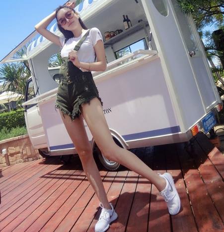 板鞋搭配背带宽松迷彩长裤:帅气时髦激情无限 板鞋搭配背带宽松迷彩长裤:帅气时髦激情无限