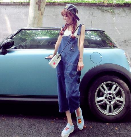 板鞋搭配背带宽松迷彩长裤:帅气时髦激情无限 板鞋搭配背带宽松迷彩长裤:帅气时髦激情无限