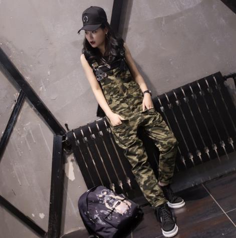 板鞋搭配背带宽松迷彩长裤：帅气时髦激情无限