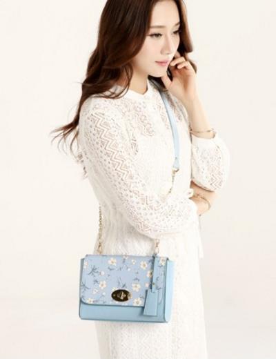 印花斜挎单肩包的多种搭配:彰显文雅贤淑的气质 印花斜挎单肩包的多种搭配:彰显文雅贤淑的气质