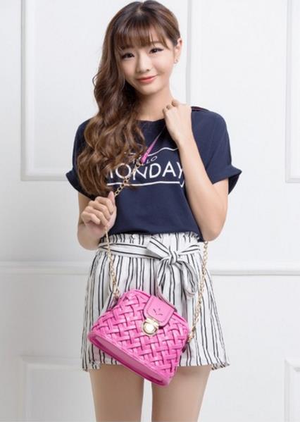 印花斜挎单肩包的多种搭配:彰显文雅贤淑的气质 印花斜挎单肩包的多种搭配:彰显文雅贤淑的气质