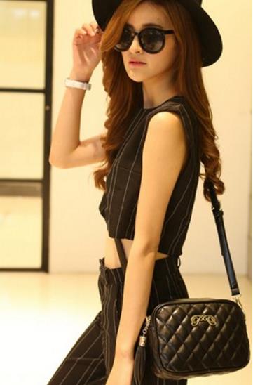 印花斜挎单肩包的多种搭配：彰显文雅贤淑的气质