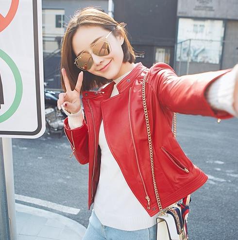 牛仔裤搭配宽松机车皮衣:彰显秋日狂野范儿(图) 牛仔裤搭配宽松机车皮衣:彰显秋日狂野范儿(图)