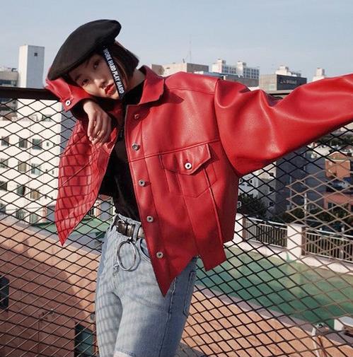 牛仔裤搭配宽松机车皮衣:彰显秋日狂野范儿(图) 牛仔裤搭配宽松机车皮衣:彰显秋日狂野范儿(图)