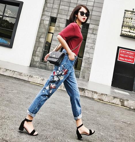 牛仔裤搭配喇叭袖刺绣条纹衬衫：时髦条纹衫分享