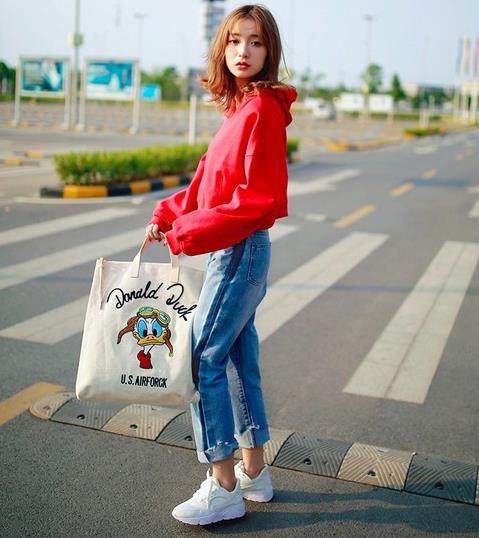 长袖T搭配竖条纹牛仔背带裤:秋日减龄必备背带裤 长袖T搭配竖条纹牛仔背带裤:秋日减龄必备背带裤