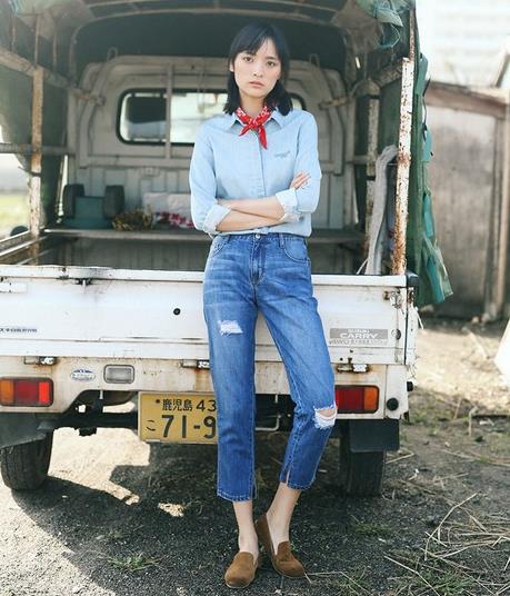 长袖T搭配竖条纹牛仔背带裤:秋日减龄必备背带裤 长袖T搭配竖条纹牛仔背带裤:秋日减龄必备背带裤