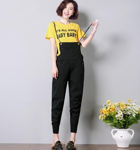 长袖T搭配竖条纹牛仔背带裤：秋日减龄必备背带裤