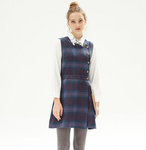 针织衫搭配百褶V领背心裙：打造典雅甜美学院风