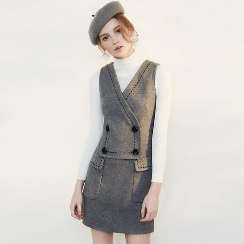 针织衫搭配百褶V领背心裙：打造典雅甜美学院风