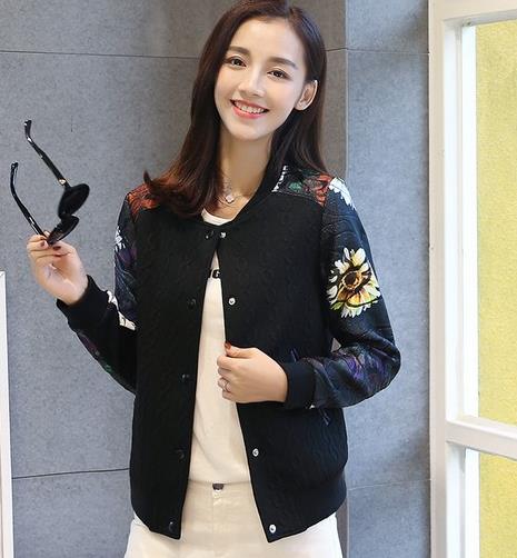 短款棒球服的多种搭配:凸显活力满满少女感 短款棒球服的多种搭配:凸显活力满满少女感