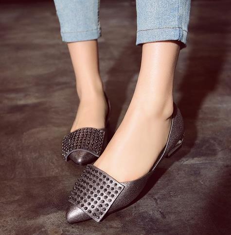 绑带平底尖头鞋搭配:尖头鞋彰显女人知性美(图) 绑带平底尖头鞋搭配:尖头鞋彰显女人知性美(图)