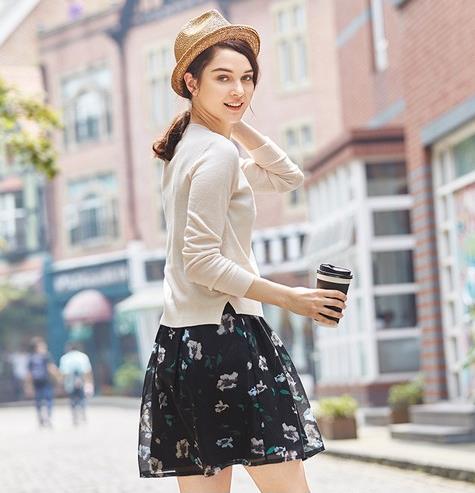 印花拼接连衣裙搭配:5款连衣裙轻松搭出优雅端庄 印花拼接连衣裙搭配:5款连衣裙轻松搭出优雅端庄