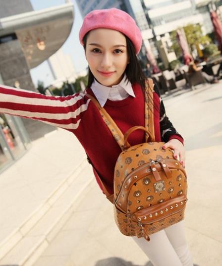 水粉花朵印花双肩包搭配：简约百搭双肩包分享