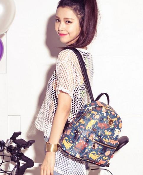 水粉花朵印花双肩包搭配：简约百搭双肩包分享