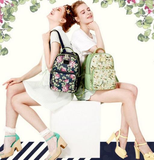 水粉花朵印花双肩包搭配：简约百搭双肩包分享