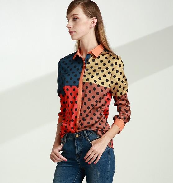 牛仔裤搭配翻领撞色长袖衫:长袖衫早秋必备(图) 牛仔裤搭配翻领撞色长袖衫:长袖衫早秋必备(图)